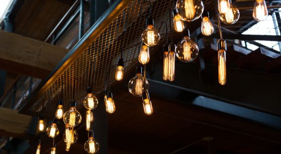 V posledných rokoch, môžete vidieť Edison dekoračné žiarovky kdekoľvek, v kaviarnach, baroch, jedálenských reštaurácií, v butikoch, atď.